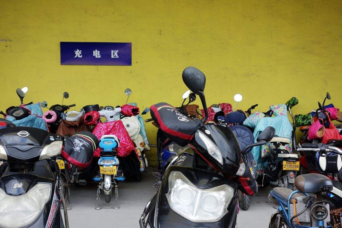 电动车直流充电伤电池吗,三轮电动车怎么充电不伤电池