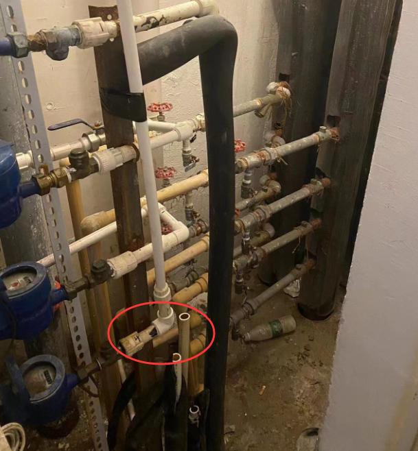 居民楼下水管道漏水谁的责任,公共水管漏水把楼下淹了谁的责任