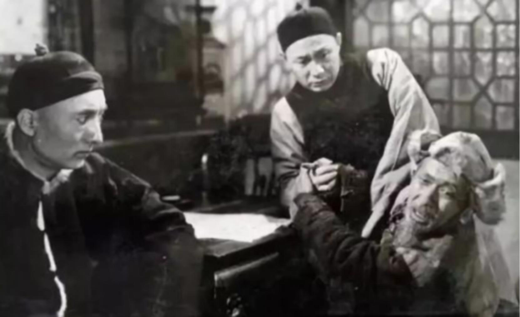 黑狸虎王兆相,黑狐王被小虎拿石头砸死