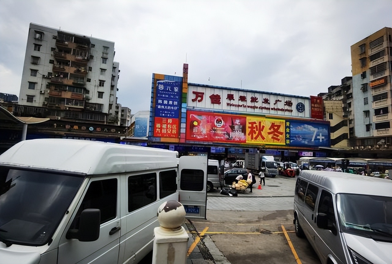 广州地铁旁的“服装王国”，价格几元起，天天人气爆满，游客爱逛