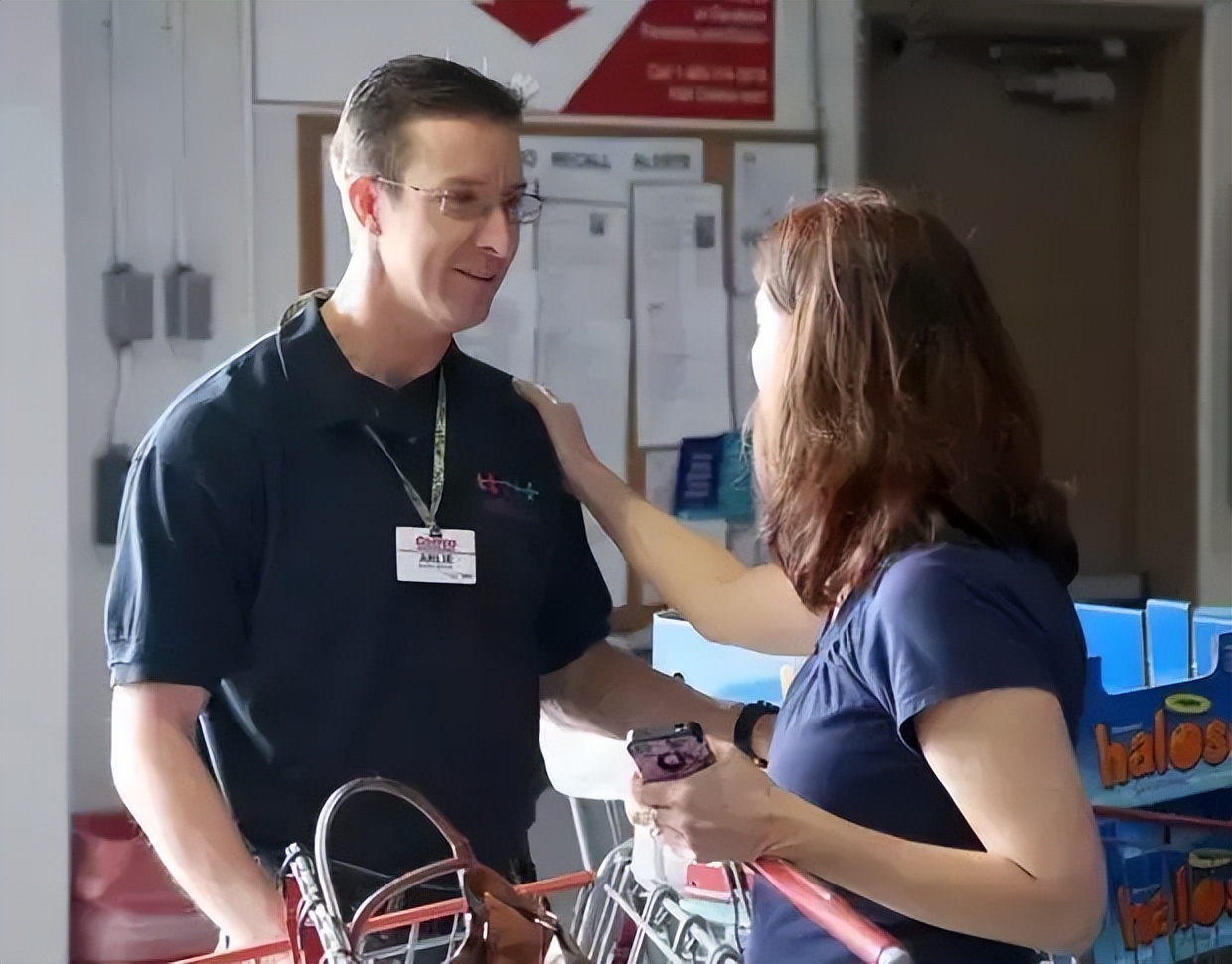 把随手丢弃的购物小票变成孩子们最珍贵的礼物，小镇因他而感动