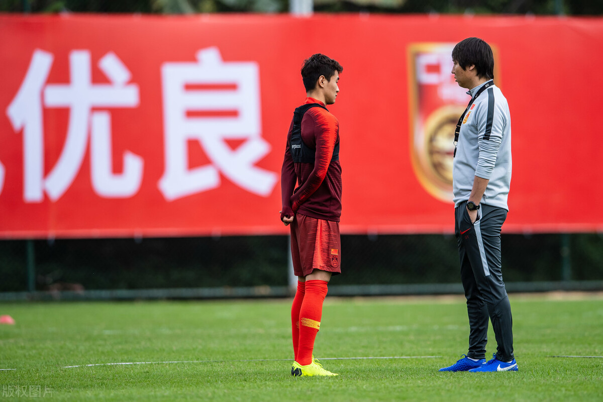 打起来了!李铁国足任期又一丑闻曝光,球员教练互殴,身份不难猜