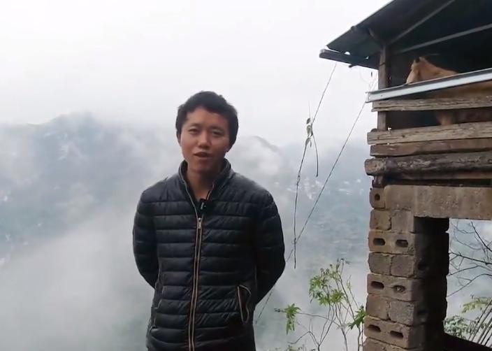 贵州一户人在悬崖上养羊,贵州蜗居13年在山上养羊