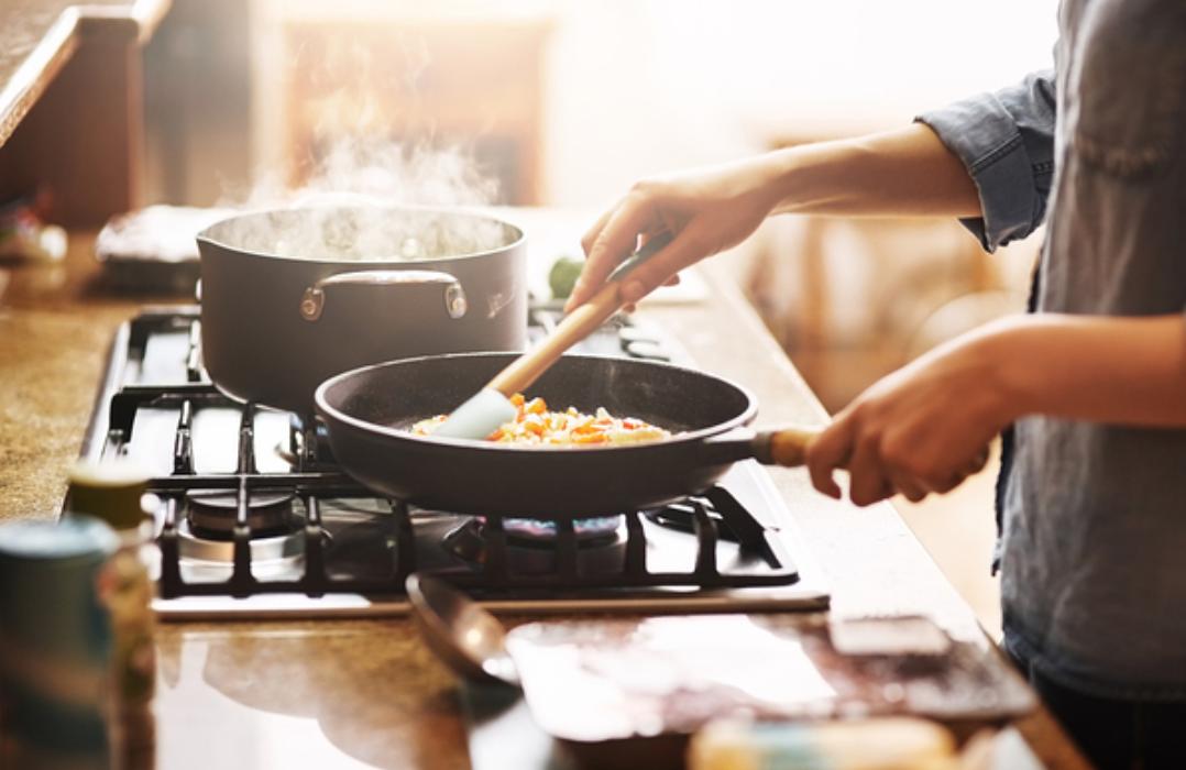 夏天厨房太热装什么比较好,夏季厨房热如何降温