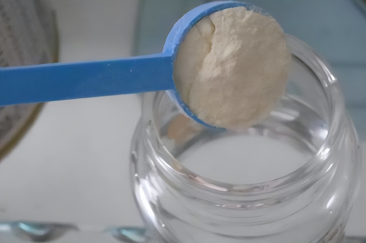 在什么情况下该给孩子喝奶粉,怎么给孩子过度喝奶粉