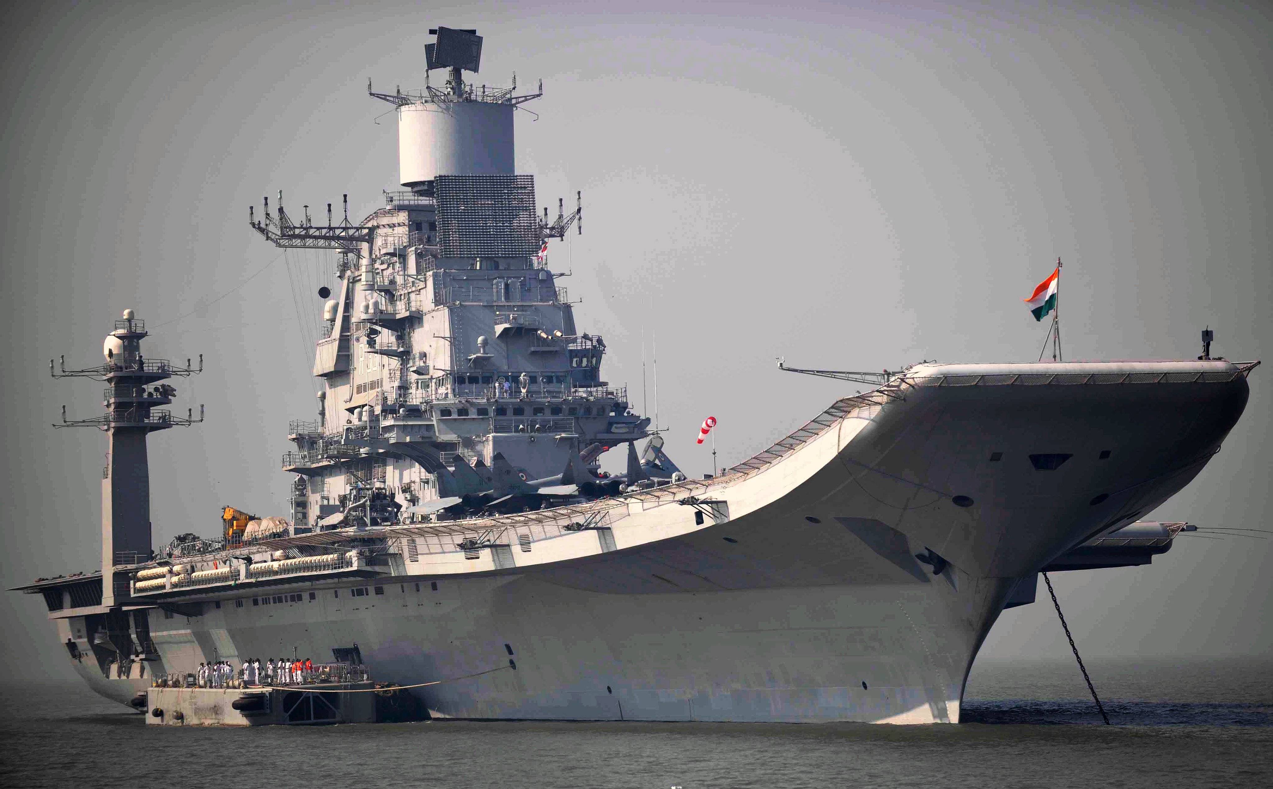 一元卖航母？俄罗斯太大方还卖战斗机，印度最后成了小白鼠！