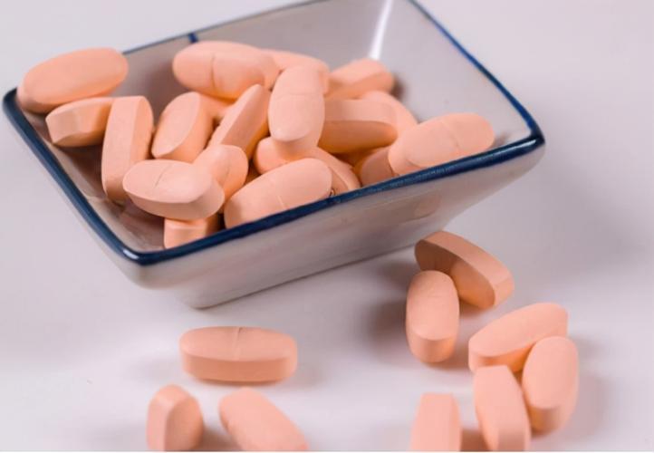 48岁女人有白发吃叶酸能行吗,48岁的女人吃叶酸还是吃善存