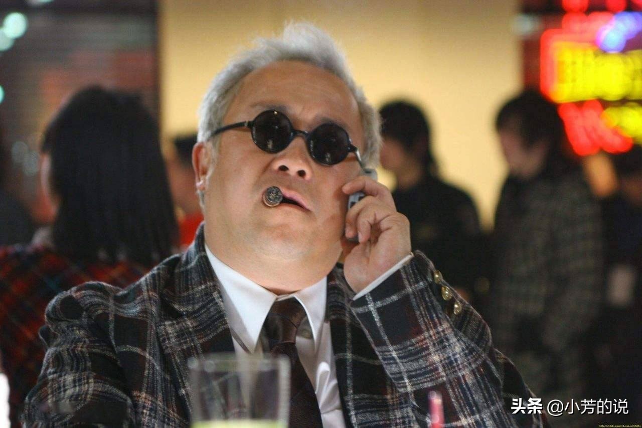 和女儿曾宝仪视频习惯性脱衣服，上厕所一丝不挂戒指都要摘掉