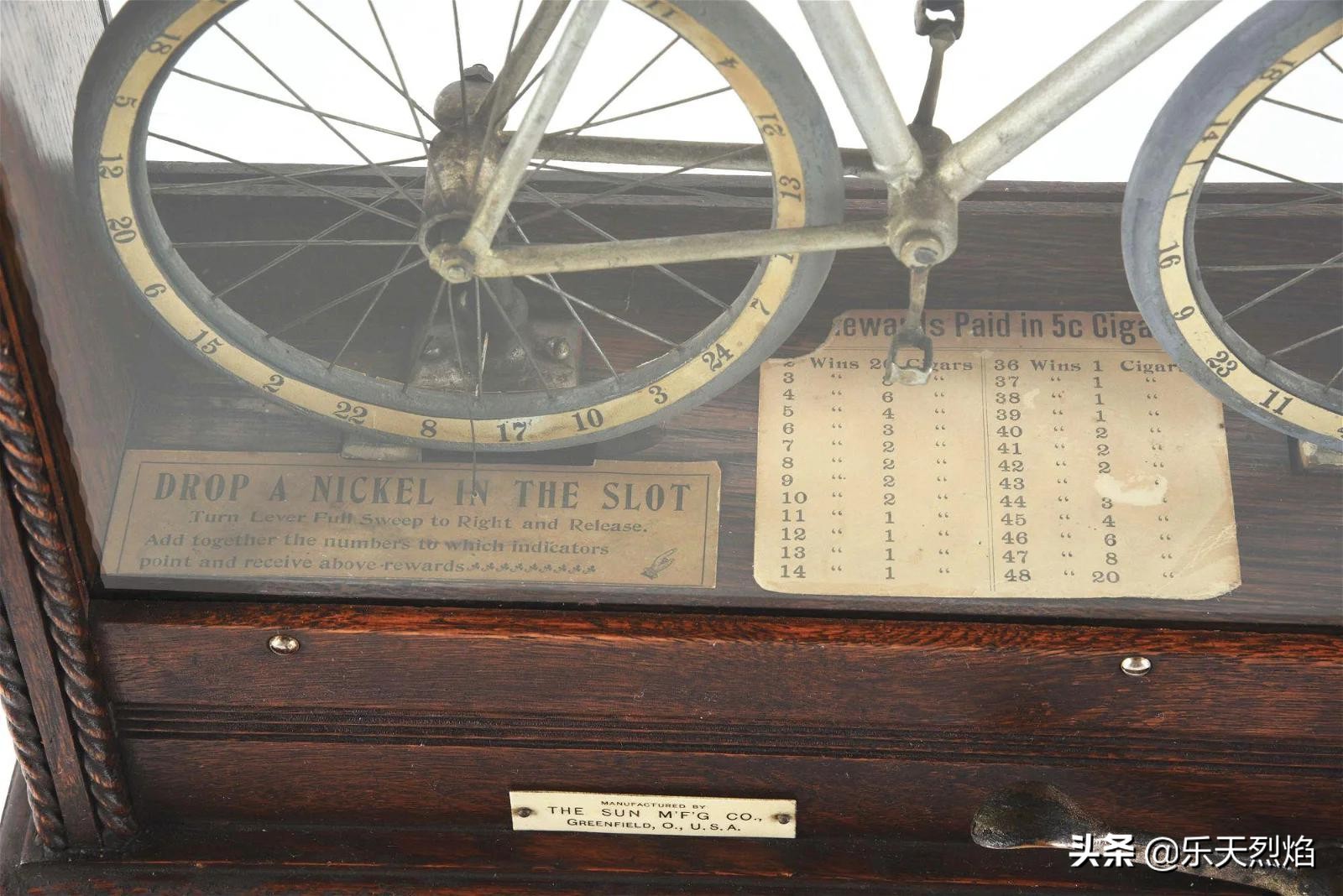 1895年——查理·费发明第一台商业老*机虎**