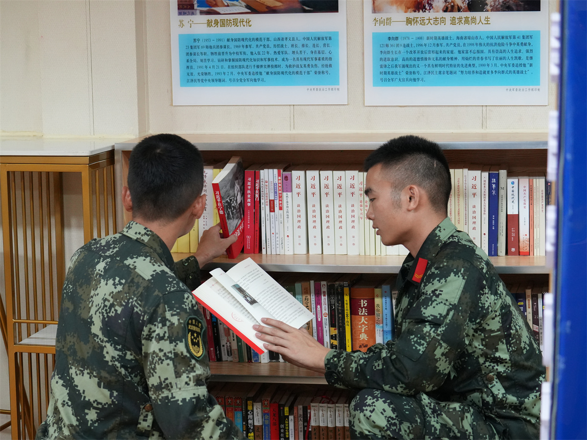 英姿飒爽守海疆金戈铁马铸忠魂,百舸争流千帆竞奋楫破浪立潮头