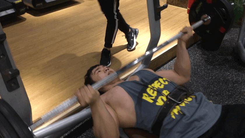 上胸不饱满是胸型还是训练的原因,男生如何从瘦胸变成胸肌饱满