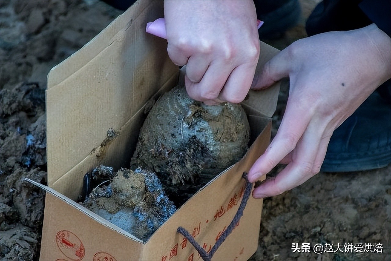 老人藏茅台一文不值,大爷珍藏六箱老茅台