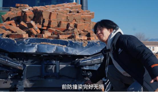 请注意这不是电影特效！影酷在非人道“虐车”下存活了！