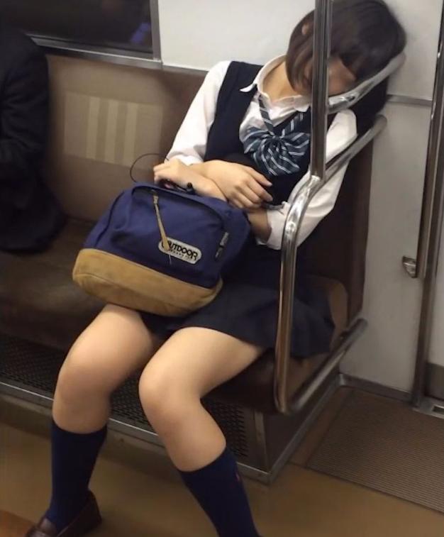 日本痴汉*拍偷**女生裙底刚被放,欲切腹自杀又被抓:违反铳刀法