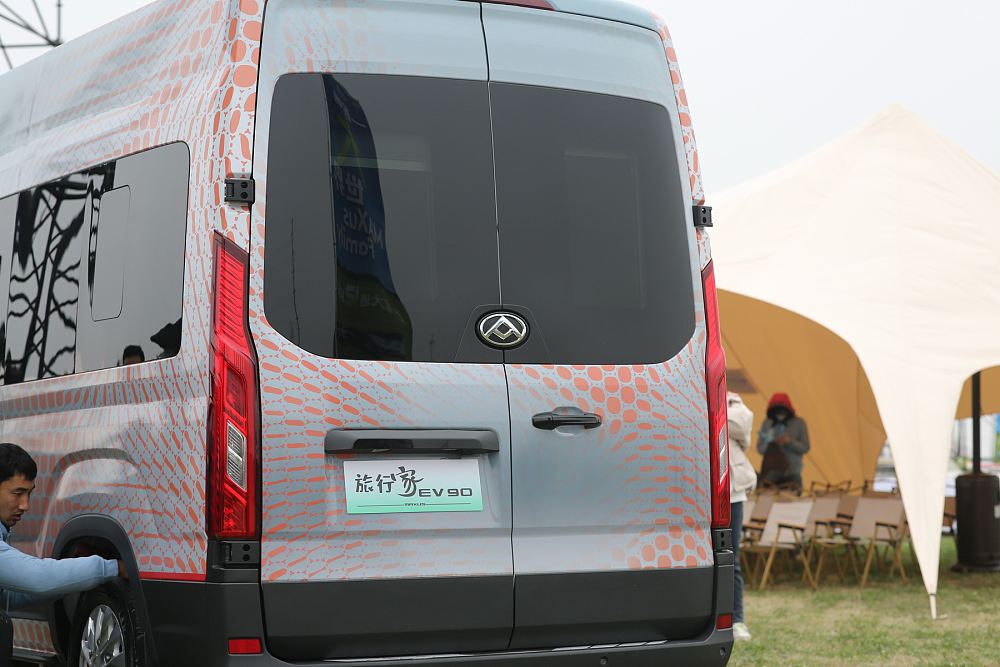 2.5米高上汽大通纯电科技智能房车,自行式房车上汽大通原厂房车实拍