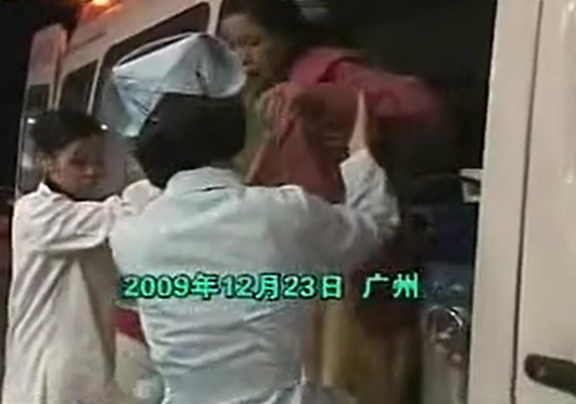 广东女子怀胎12个月肚子重达50斤,广东女子挺50公斤肚子