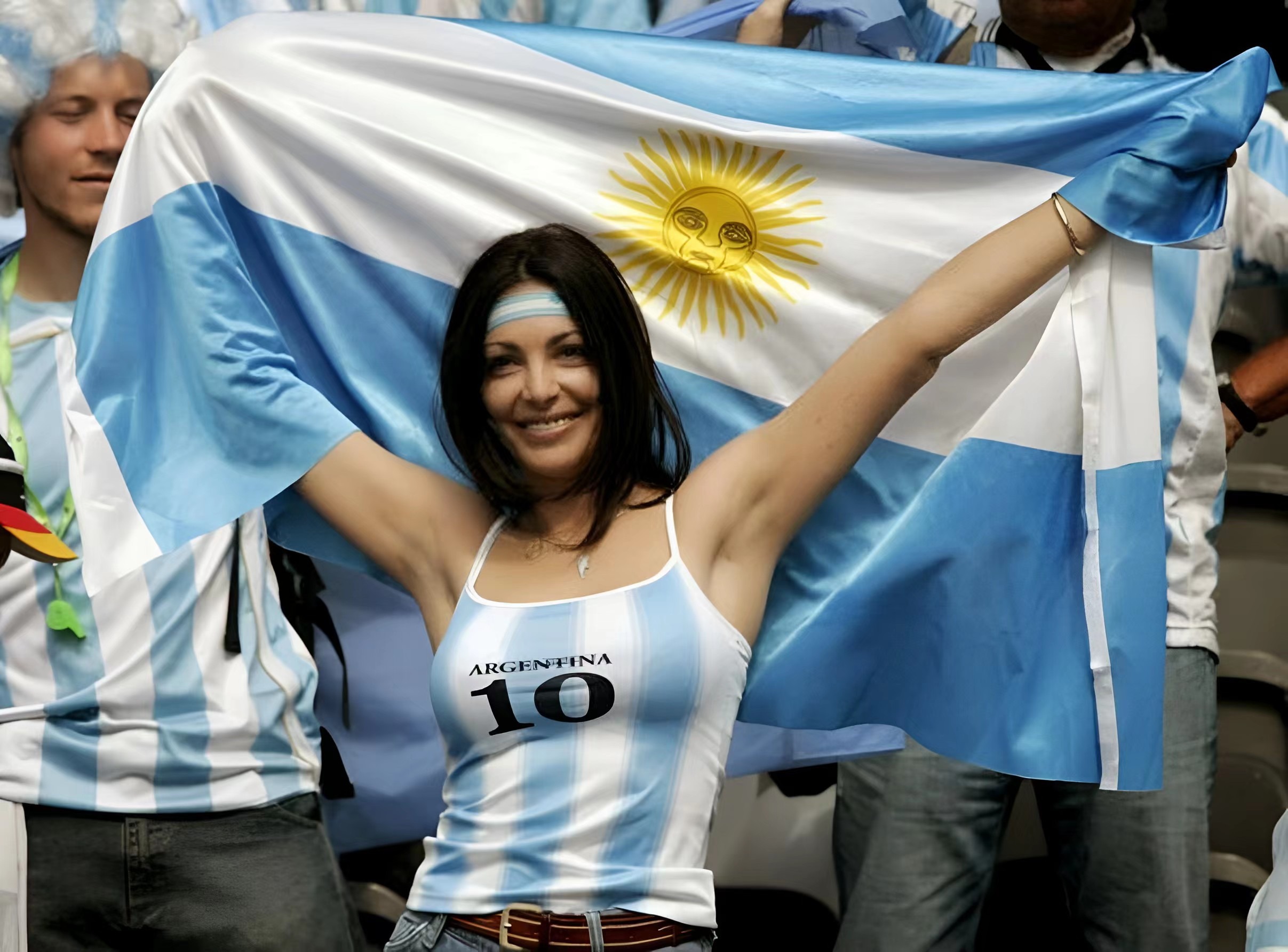 阿根廷国旗中间的人脸是什么,阿根廷的国旗为什么有太阳脸