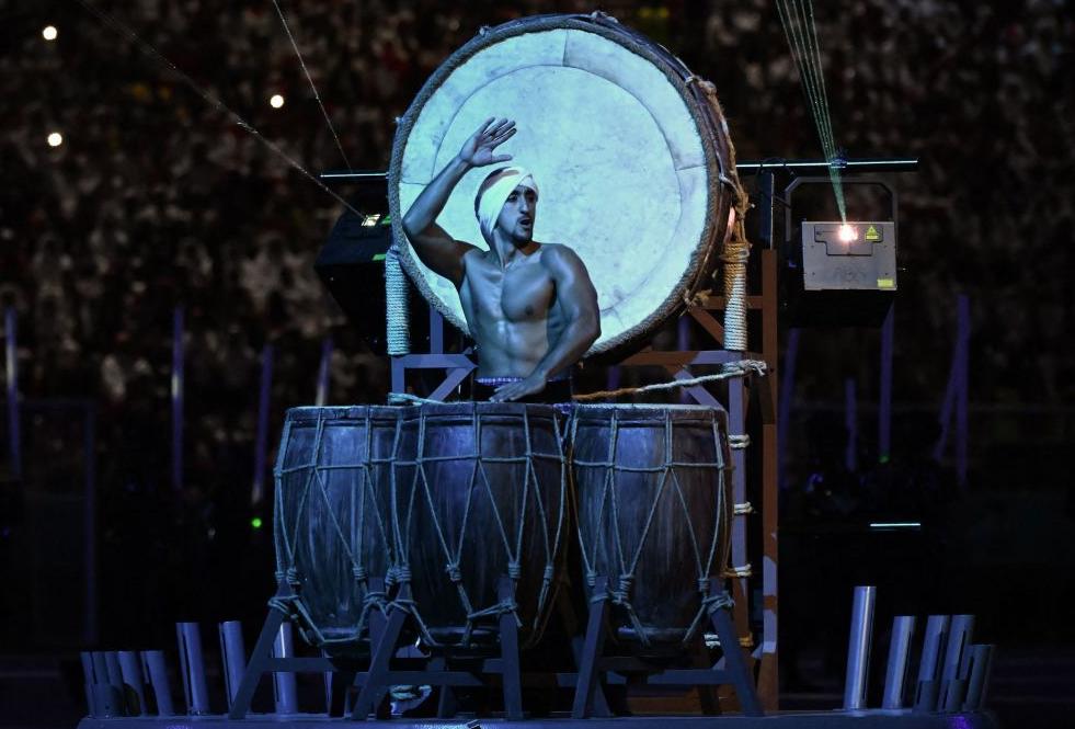 世界杯开幕式表演者戴的红色墨镜,足球世界杯开幕式田柾国