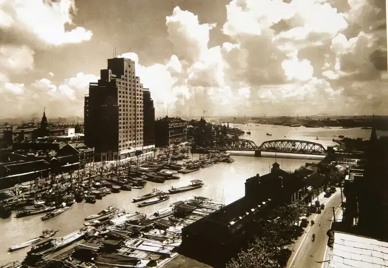 94年*小平邓**最后一次到上海，离开前对*菊黄**说：这是上海最后的机遇