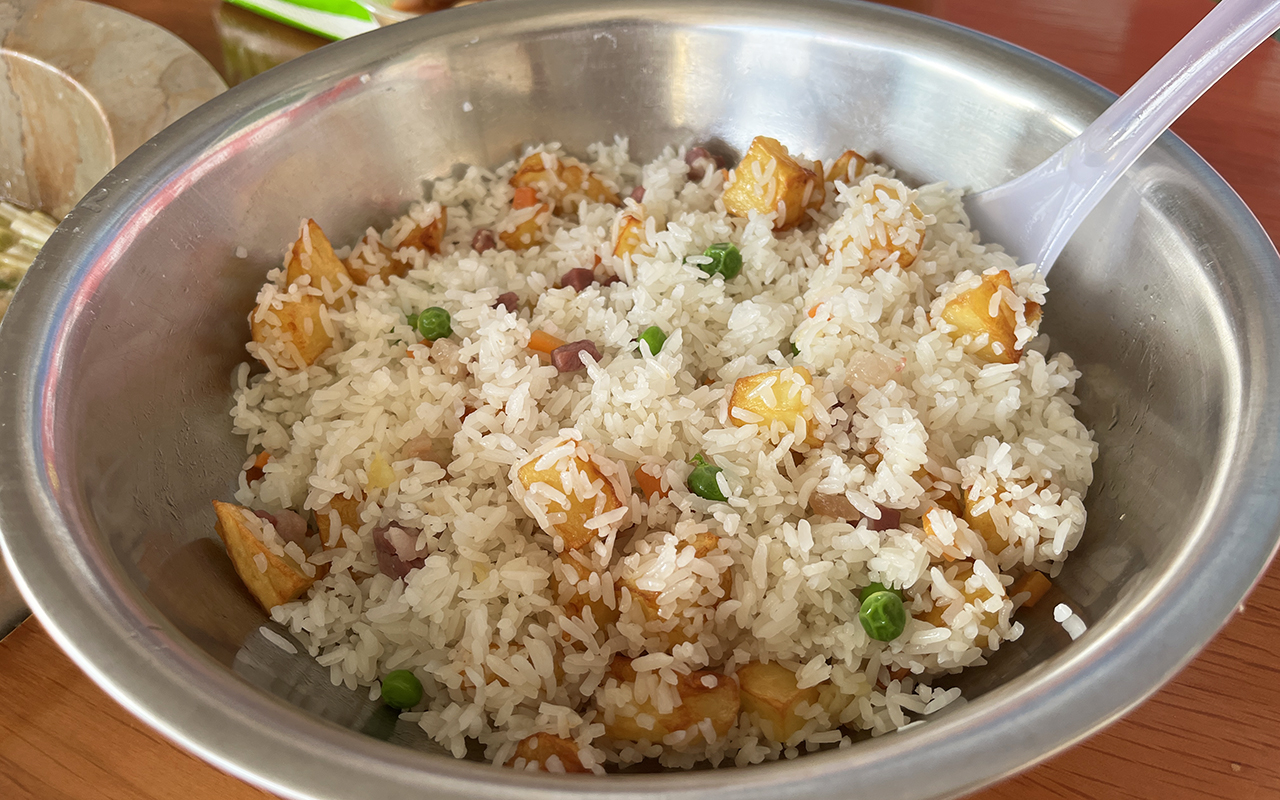 云南国道边14年老店，5人路过点了1条鱼，结账时确认三遍不敢相信