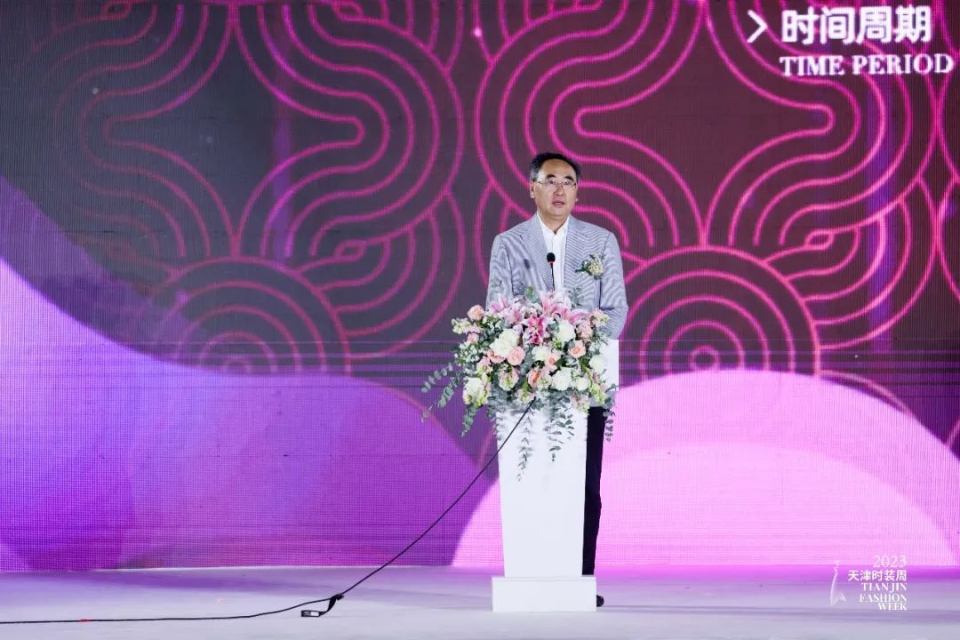 皮尔卡丹把时尚带入中国,皮尔卡丹中国服装展