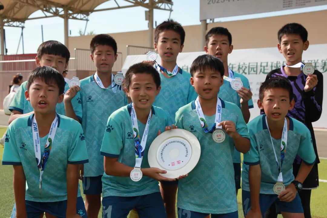 包头市青山区哈达道小学男子足球队勇夺自治区“主席杯”亚军