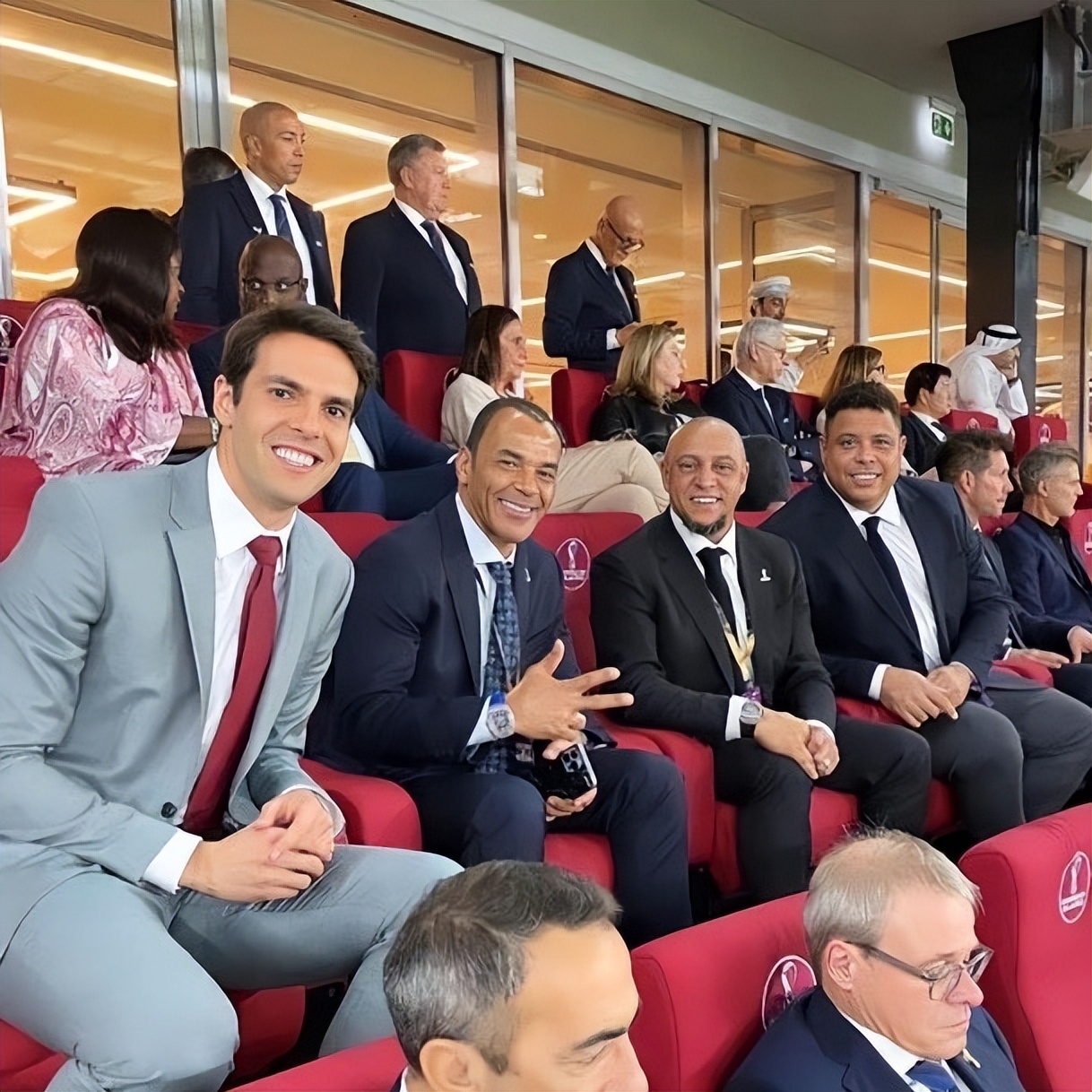 足球名将卡卡现状,巴西金童卡卡退役视频