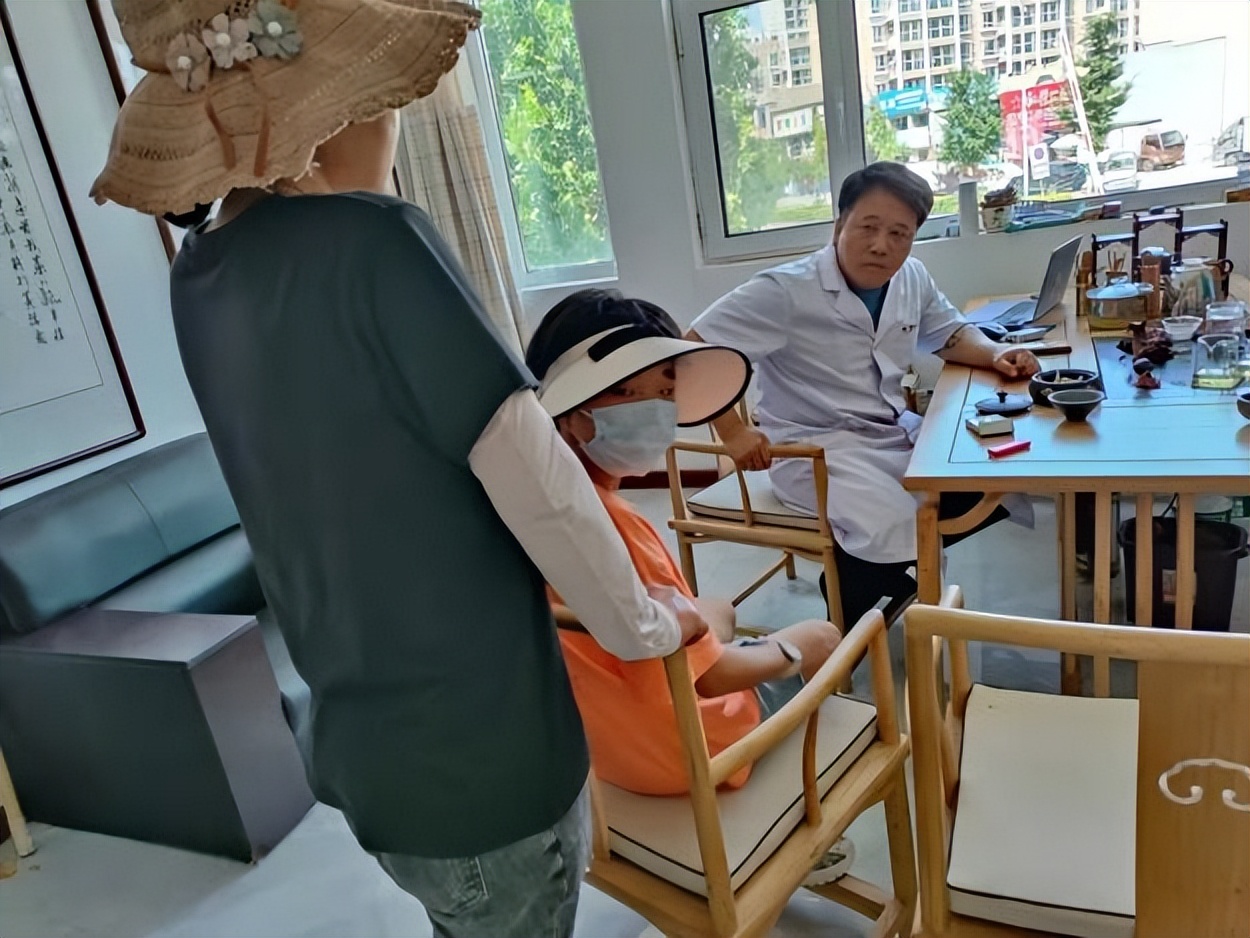 唐山丰润贫困儿童爱心资助,爱心救助显真情职工感恩送锦旗