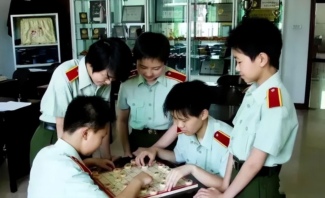 内蒙6岁天才女孩特招入伍,蒙古6岁女孩破格入伍