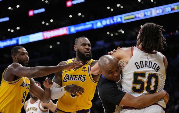 詹姆斯在巅峰末期遇到戴维斯,詹姆斯和戴维斯对抗2019赛季