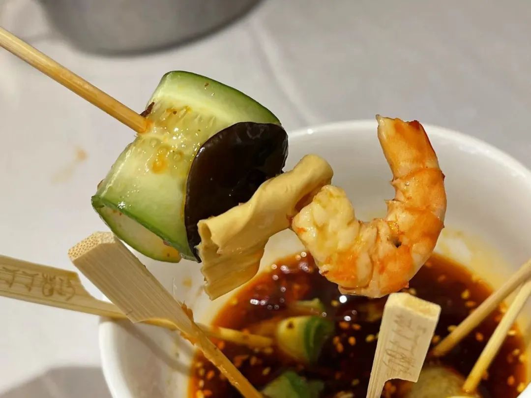 潮爸家7月17日午餐记录，武汉光谷红鼎豆捞吃火锅，牛羊肉涮起来