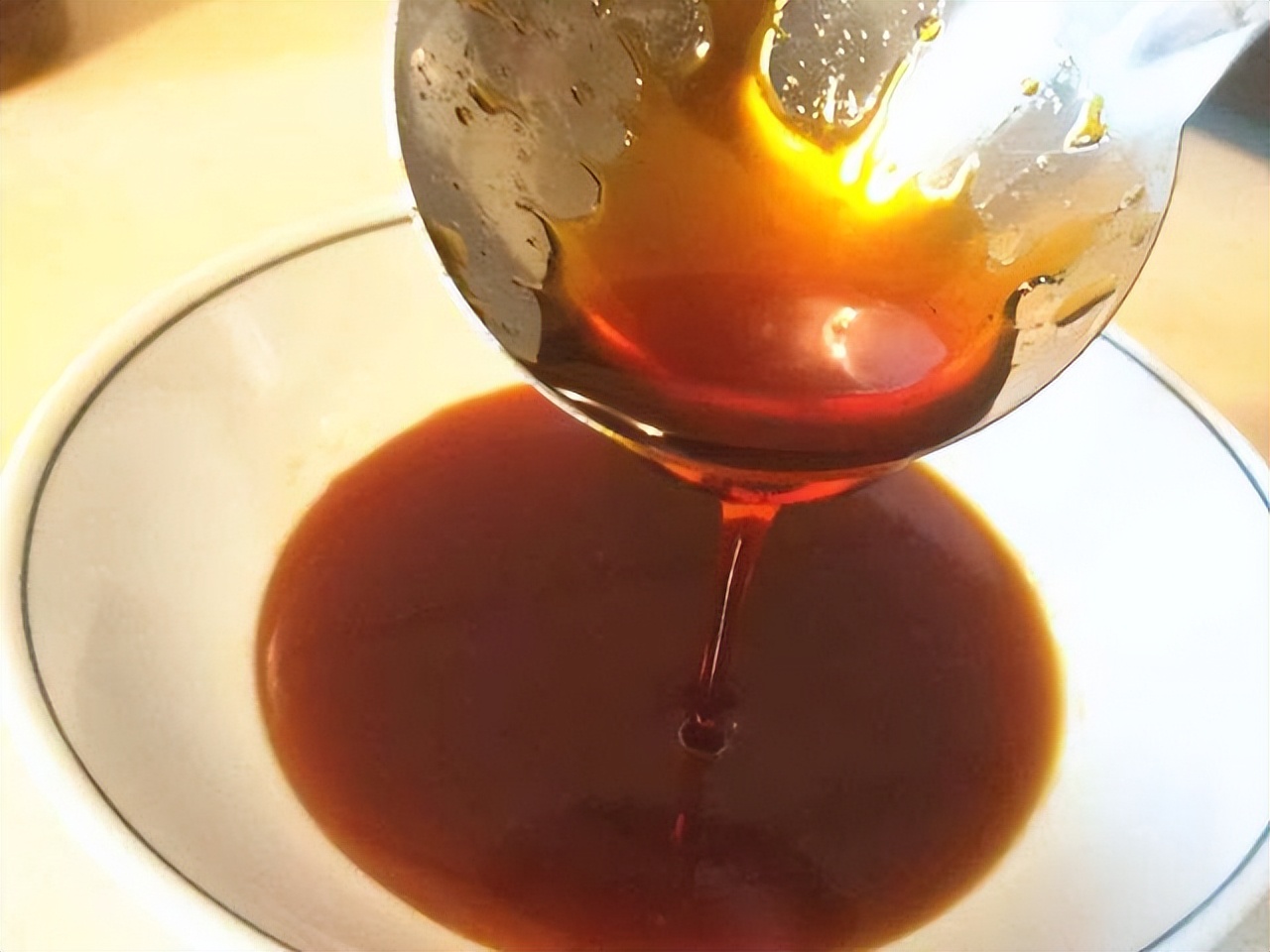 炒糖色一般一个菜放多少冰糖合适,用白糖炒糖色还是冰糖熬糖色