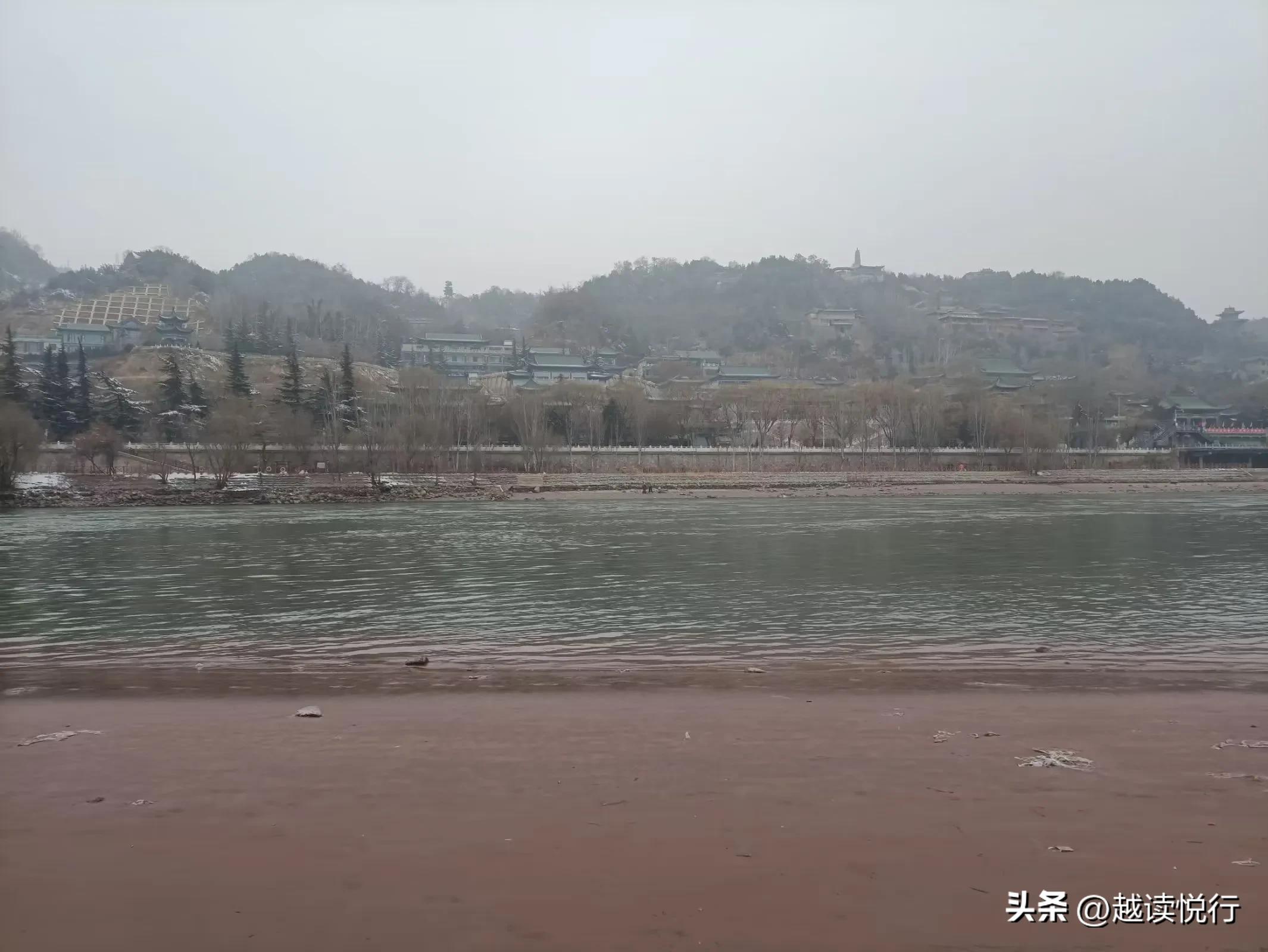 北方春来迟，料峭春寒中，看黄河水暖，白塔山醒！