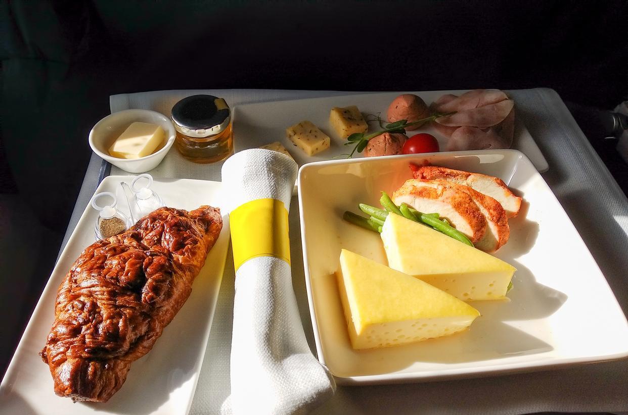 南航回应旅客遭员工辱骂,南航头等舱飞机餐吐槽视频