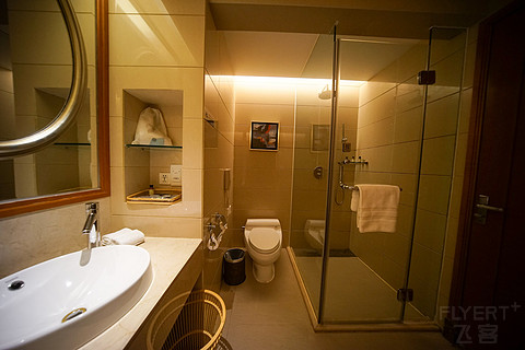 飞雪迎春山花烂漫,飞雪迎春绽玉蕊