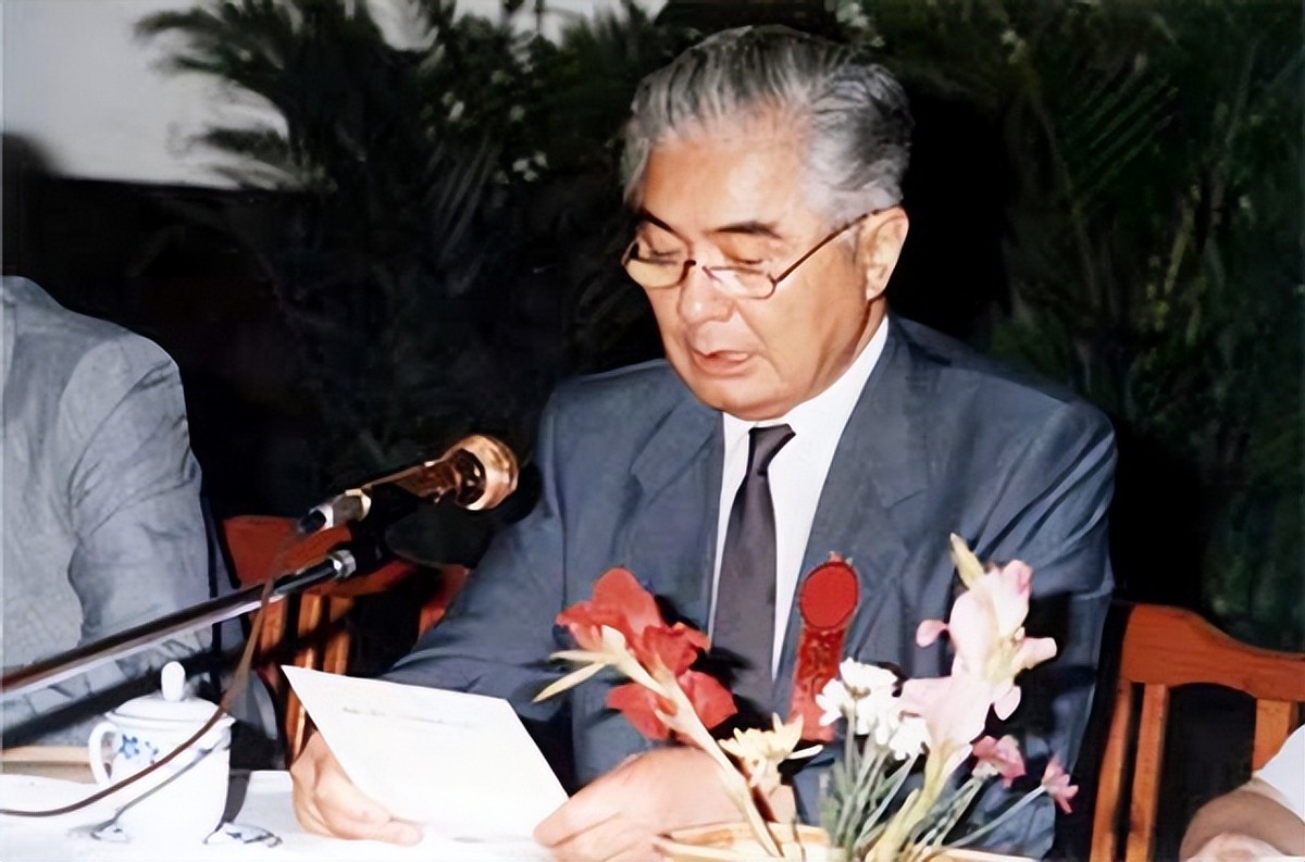 红色资本家荣毅仁:89岁在京逝世,留下4个子女,今独子身价百亿