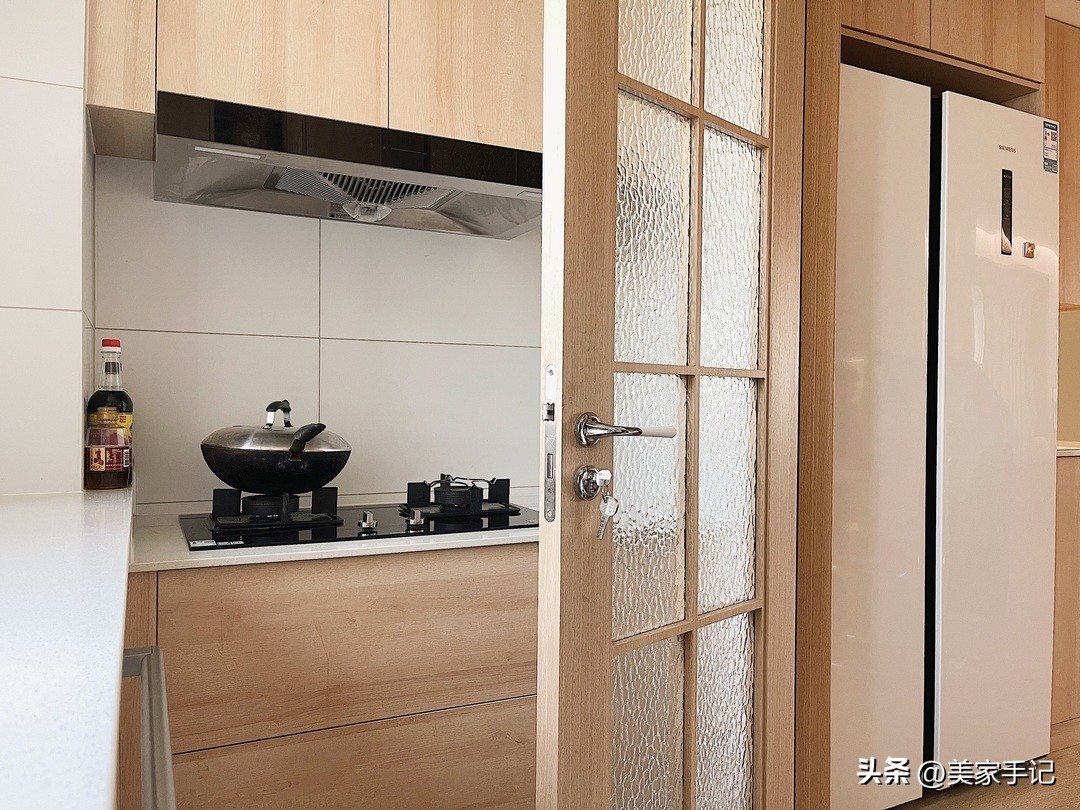 山东夫妻家中的高级场面：坚持不买沙发、茶几，入住反而实用顺心