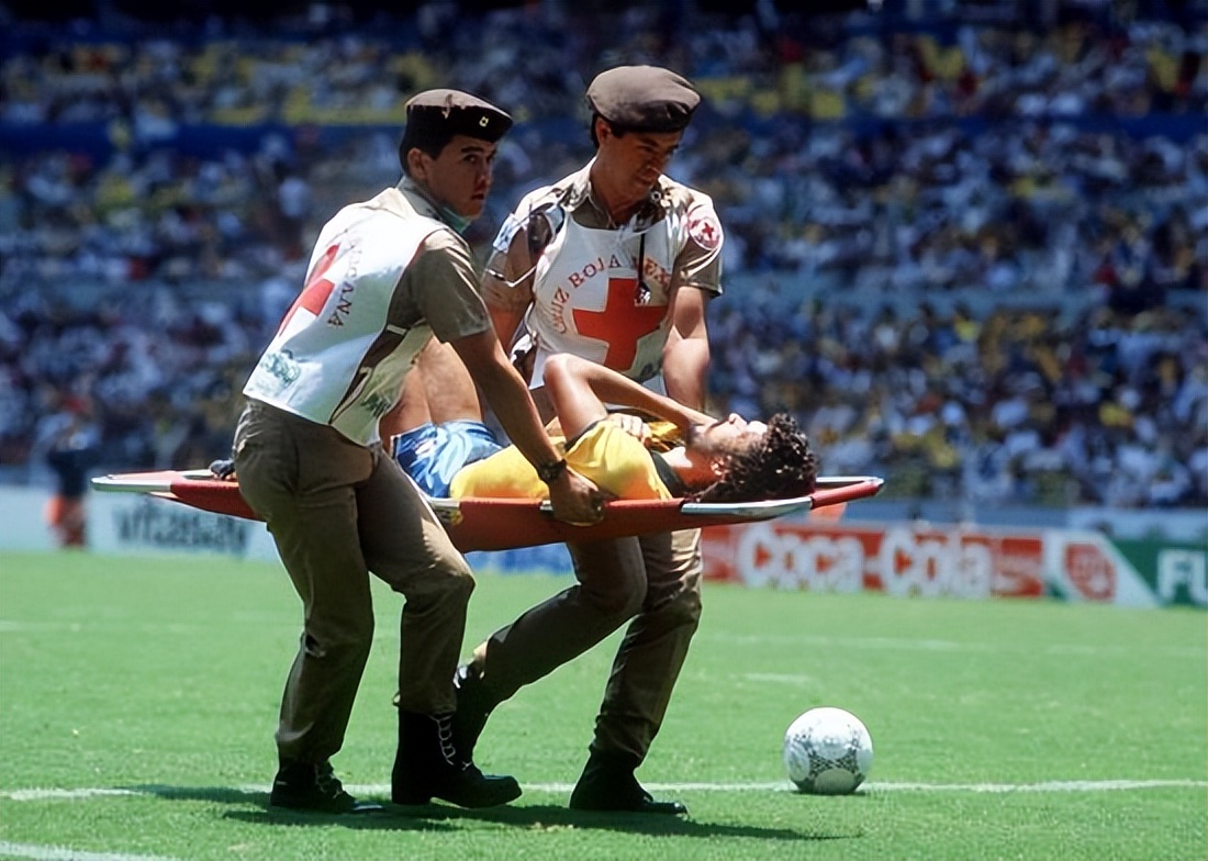 殴打球迷、收买对方球员、26年0进球，他为何敢自称巴西球王？