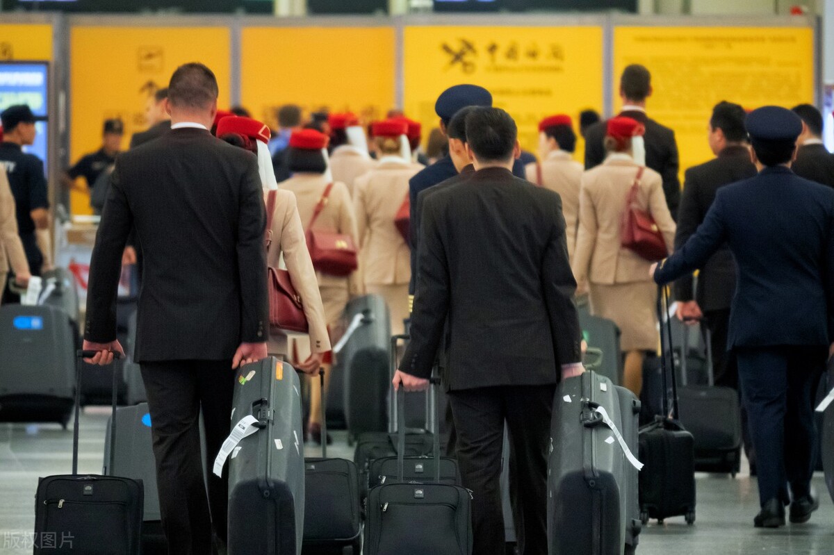 国外买茅台邮寄回来,两名旅客携瓶茅台入境被海关查获