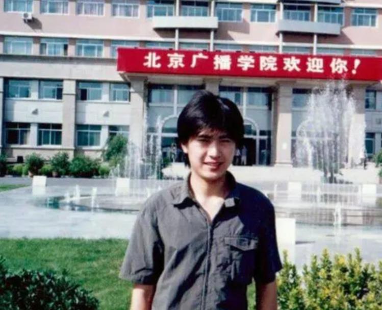 央视主持人杨帆：娶初念女友，如今家庭事业双丰收，他有何魅力？