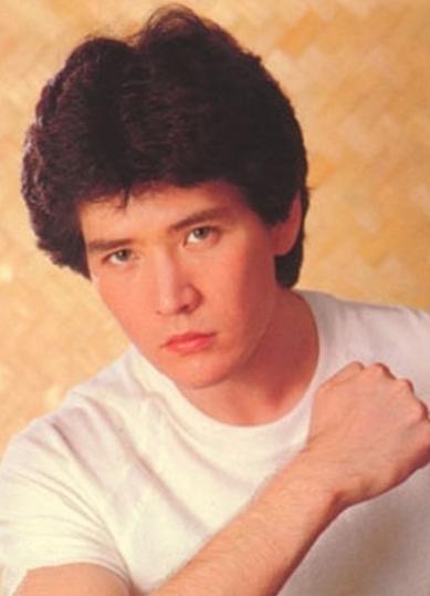 当46岁袁泉和63岁费翔站在一起，我终于明白，什么是顶级骨相