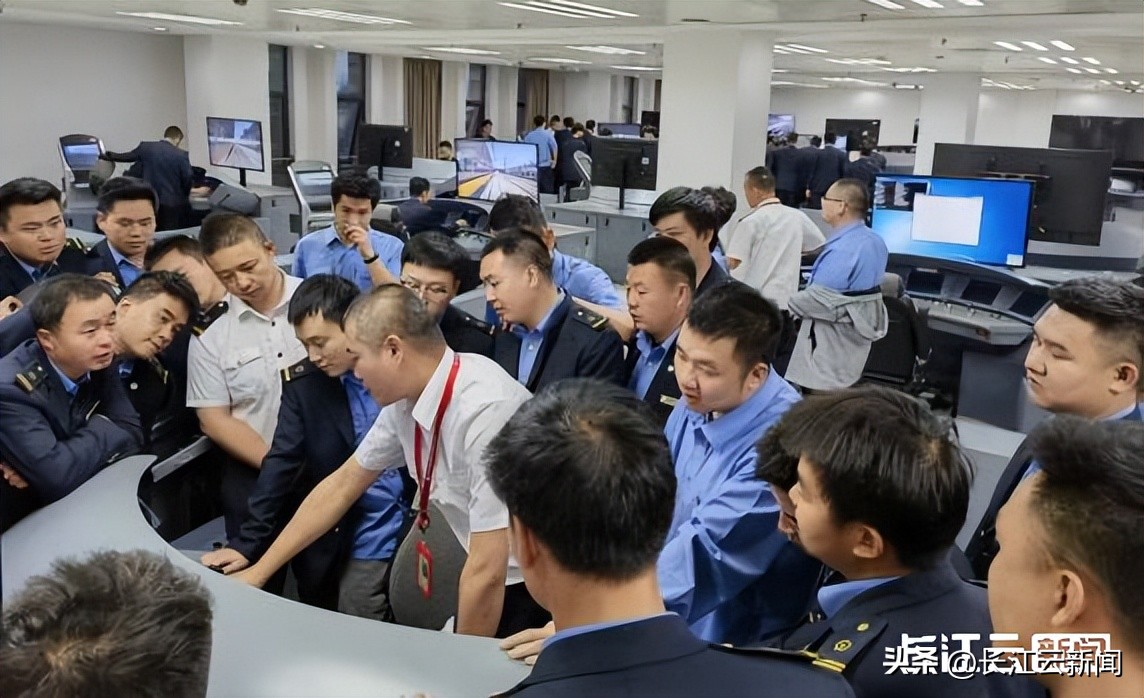 高铁司机是怎样操作,高铁司机需要如何操作