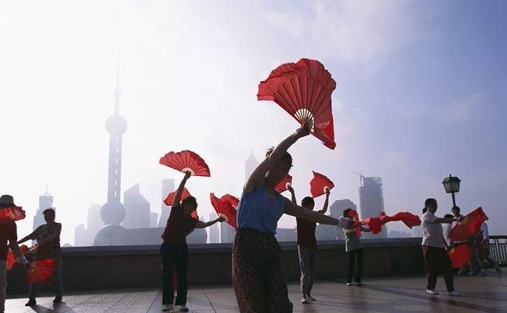 女子跳广场舞8年后找到白骨,48岁妇女跳完广场舞失踪完整视频