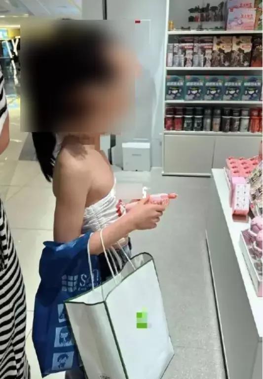 妈妈在地铁上为女孩拍摄成人视频的视频，刷爆软色情无数！