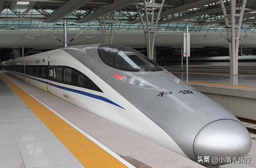 我和老伴一行2人从武汉出发，乘坐世纪传奇号，花费近2.4万元