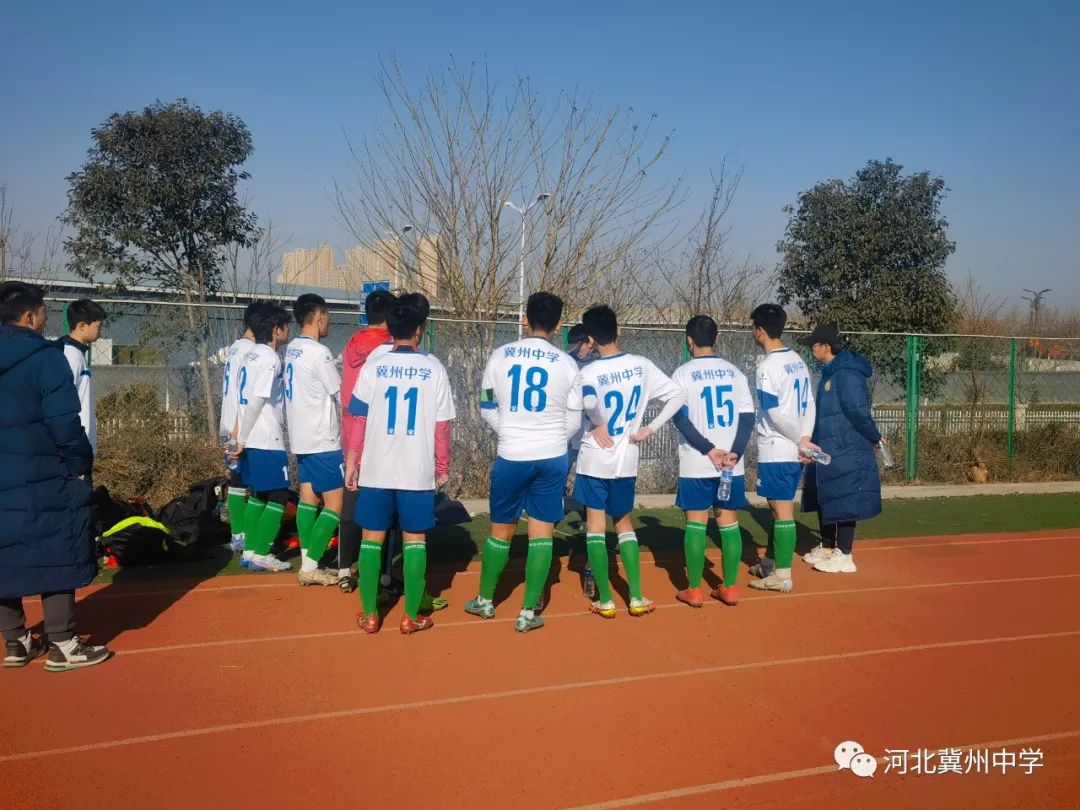 喜报足球比赛第一名,足球队夺冠庆祝