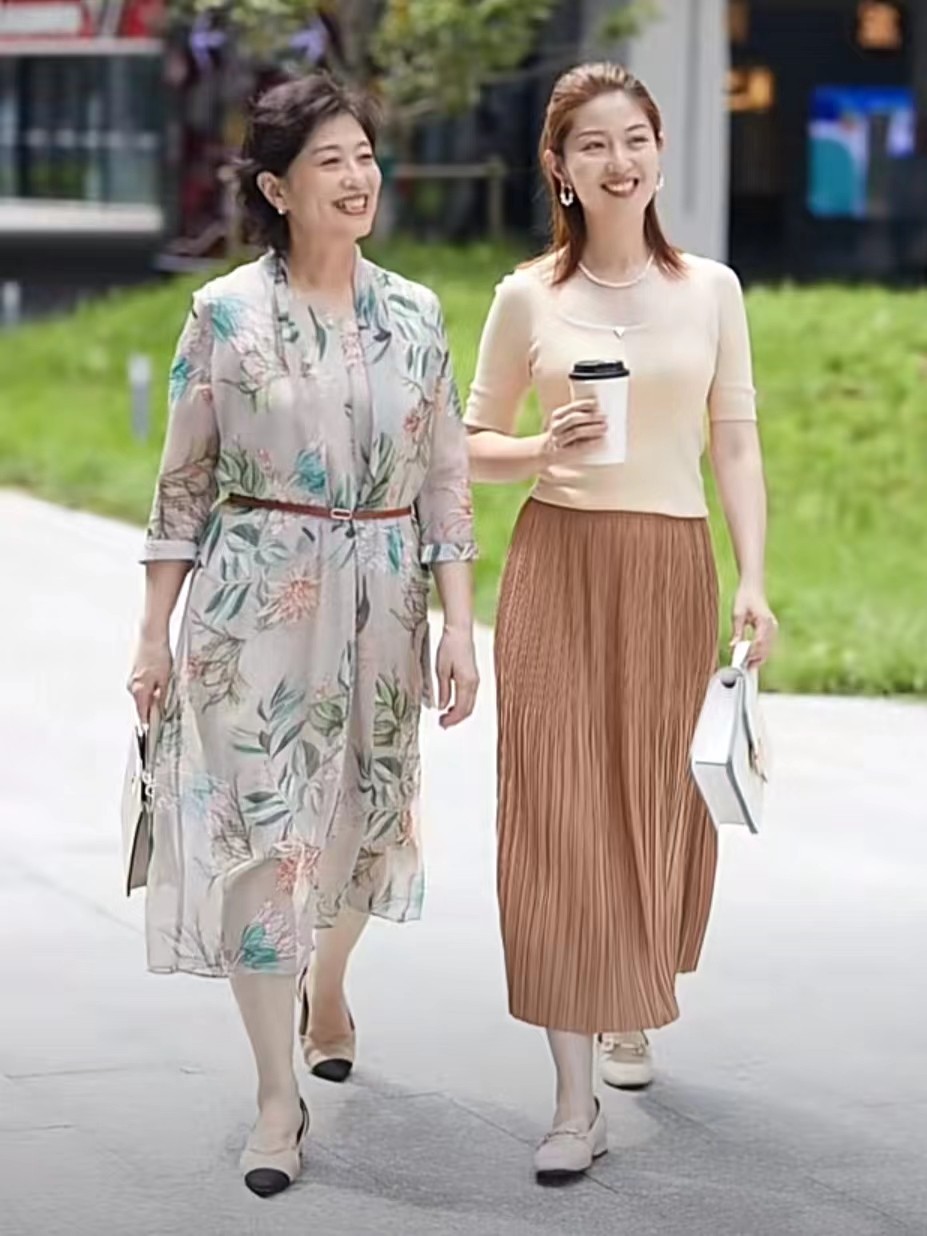 中老年穿裙子配什么鞋好看,五十多岁短发的服饰穿搭