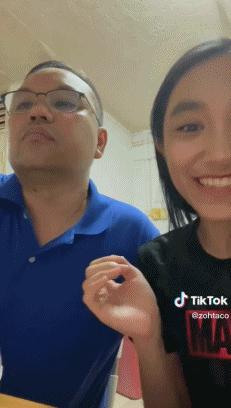 女孩子晒爸爸送的80元的包,女生晒父亲买的包