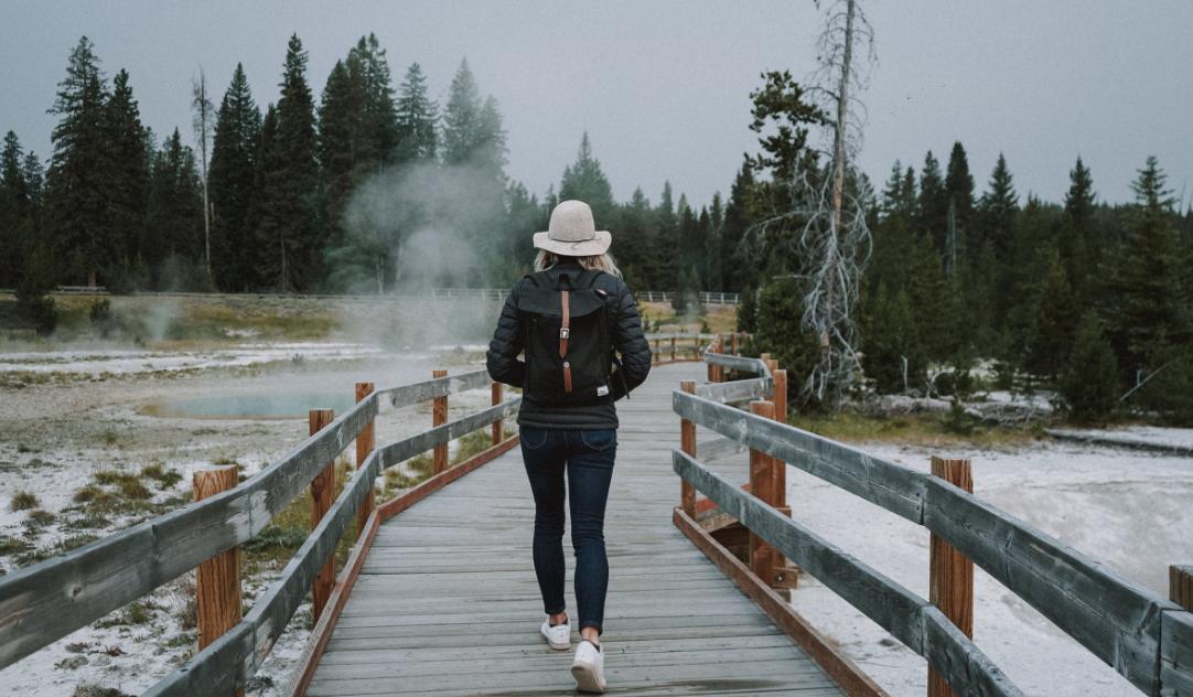 高铁乘务员工资很低吗,高铁上乘务员月薪多少