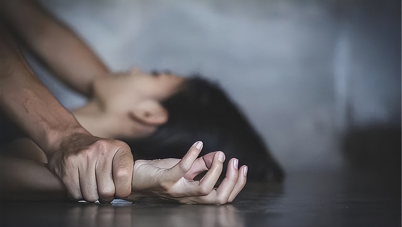 四川一女子遭公公强奸六年，丈夫问：为何一次不反抗一次不报警!